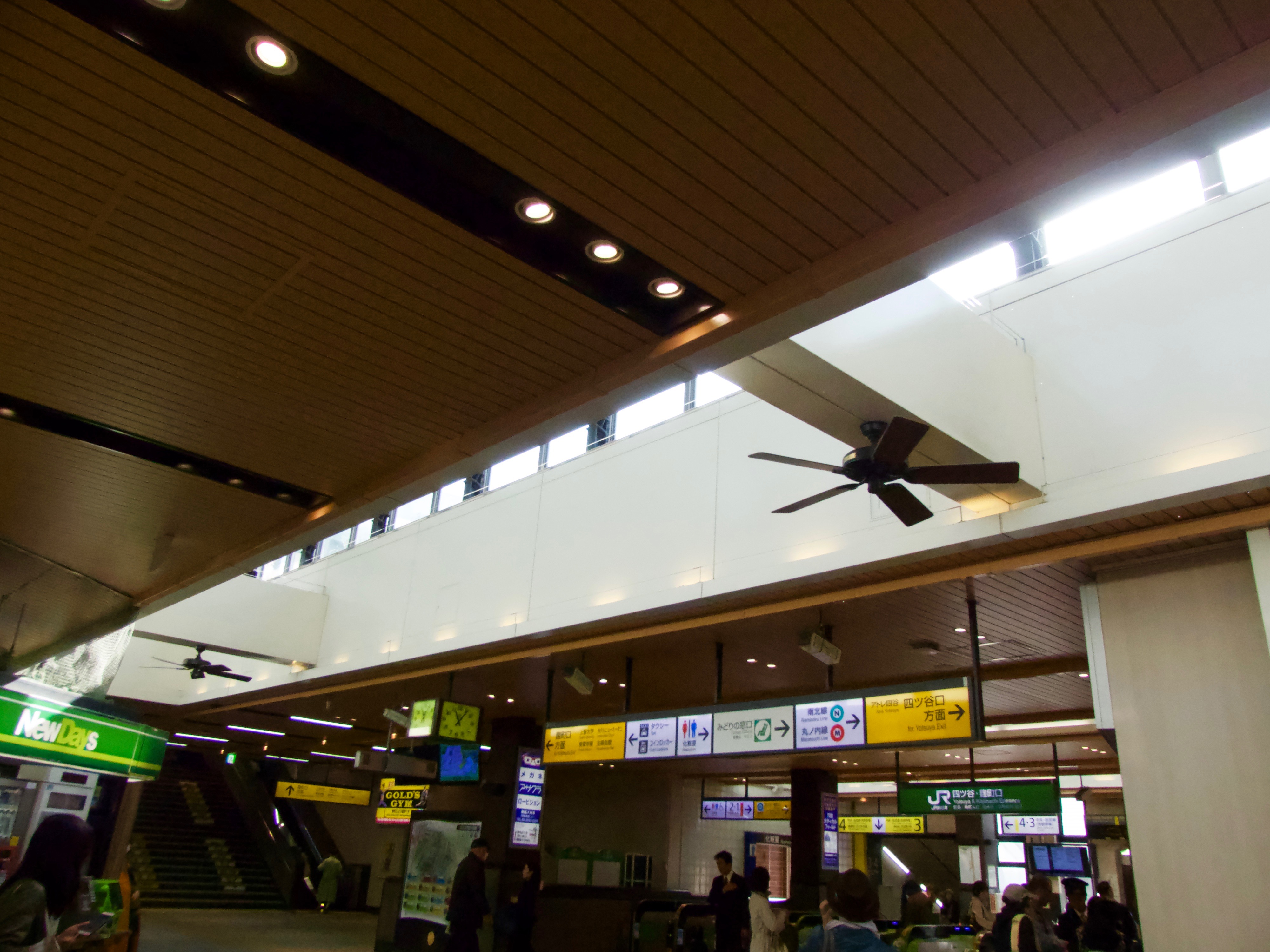 ハンターオリジナル　ブラック　ハンターシーリングファン画像　JR四ツ谷駅