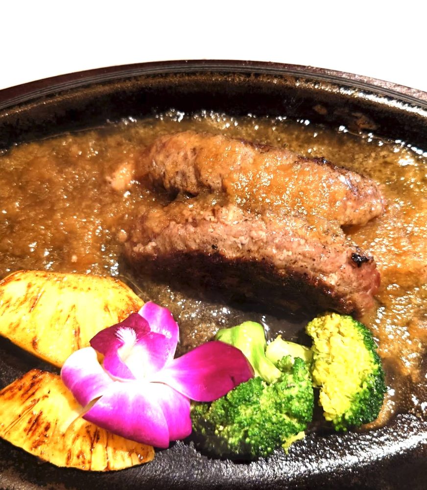 店内にはトロピカル シリーズのシーリングファン「ベイビュー」が優しい風をはこんでいます。