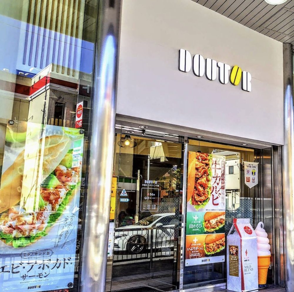 ケニコット　ホワイト　2台　ハンターシーリングファン画像　ドトールコーヒー　大船　ルミネウィング店