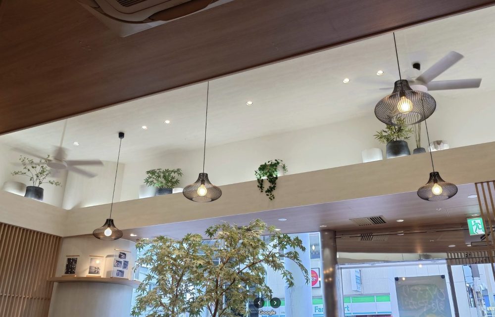 ケニコット　ホワイト　2台　ハンターシーリングファン画像　 ドトールコーヒー　大船ルミネウィング店